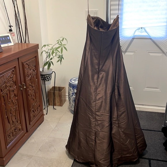 Beautiful formal dress size 16 / worn only once in very good condition . - Picture 1 of 5